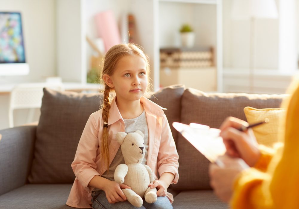 little-girl-in-therapy-session-27TVX6S little-girl-in-therapy-session-27TVX6S